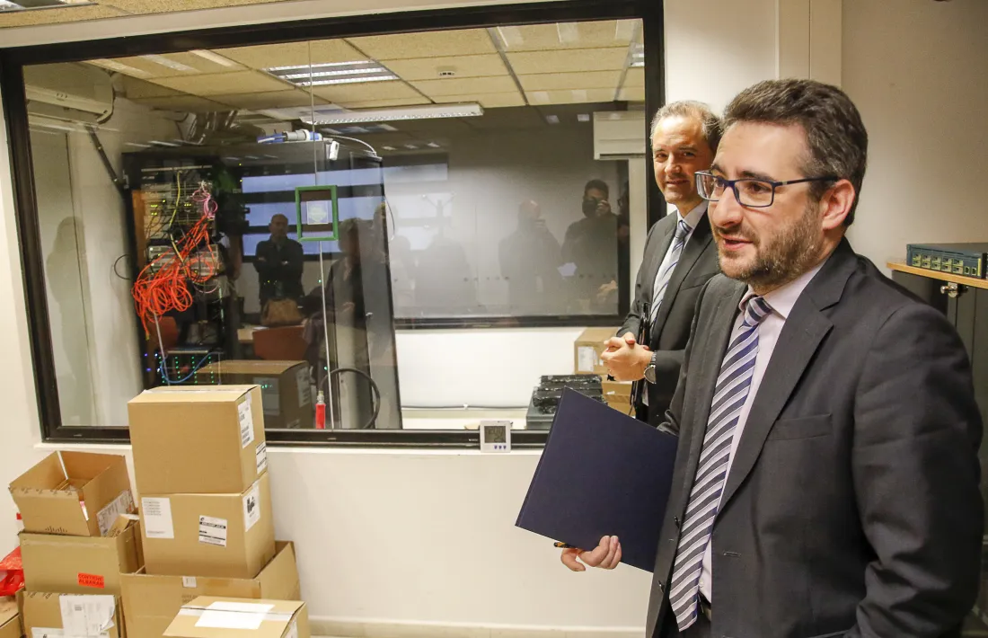 El ministre Eric Jover i el director d’Andorra Telecom, Jordi Nadal, en la presentació de l’ampliació de Xena.