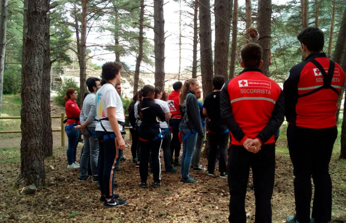 Personal de la Creu Roja en una activitat amb voluntaris.