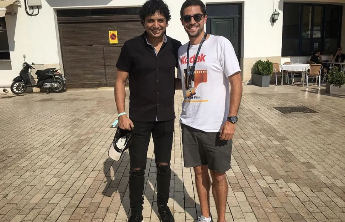 Al passeig marítim de Sitges, amb el director d’‘El sexto sentido’, ‘Múltiple’ i ‘Glass’, que s’estrenarà al gener (a l’esquerra).