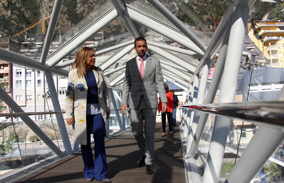 La cònsol major d'Andorra la Vella, Conxita Marsol, i el ministre d'Ordenament Territorial, Jordi Torres, visiten el pas elevat en el dia de la inauguració.