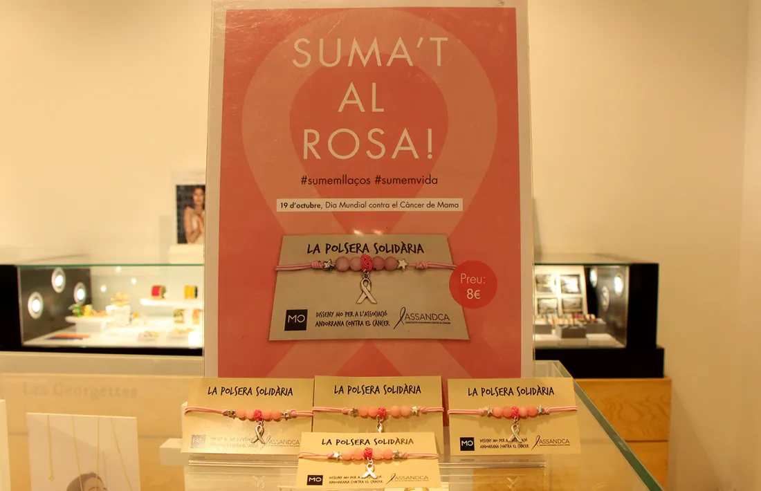 La polsera solidària té un preu de 8 euros.