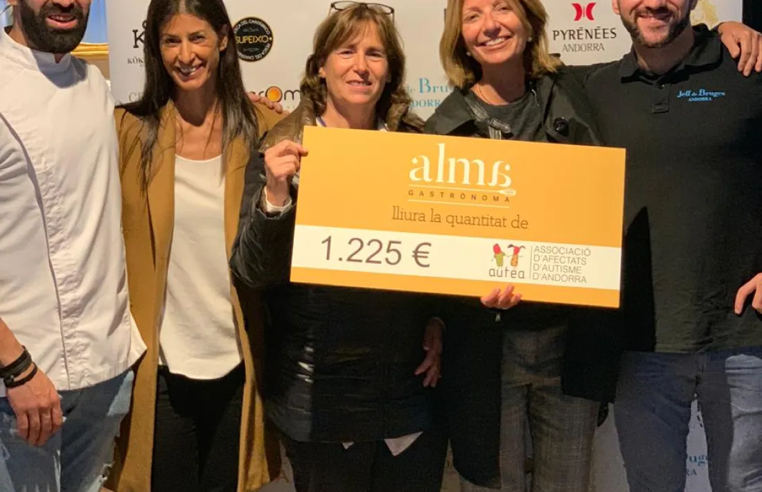 Moment d'entrega del xec.
