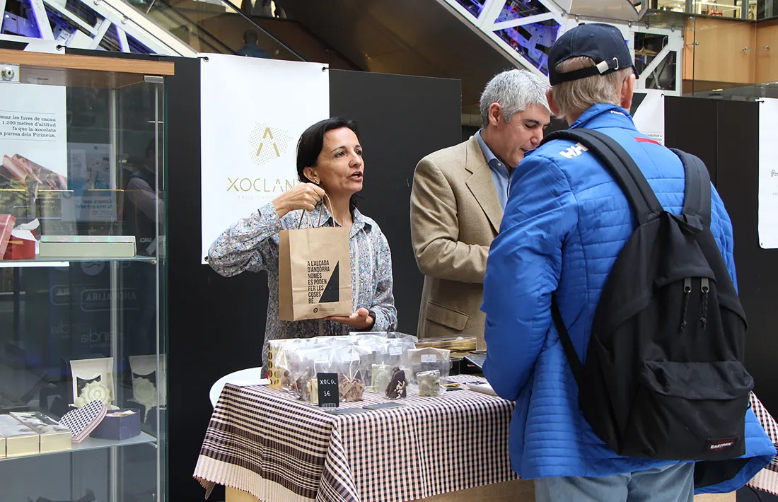 Un dels participants de la fira, en el moment de fer una venda.