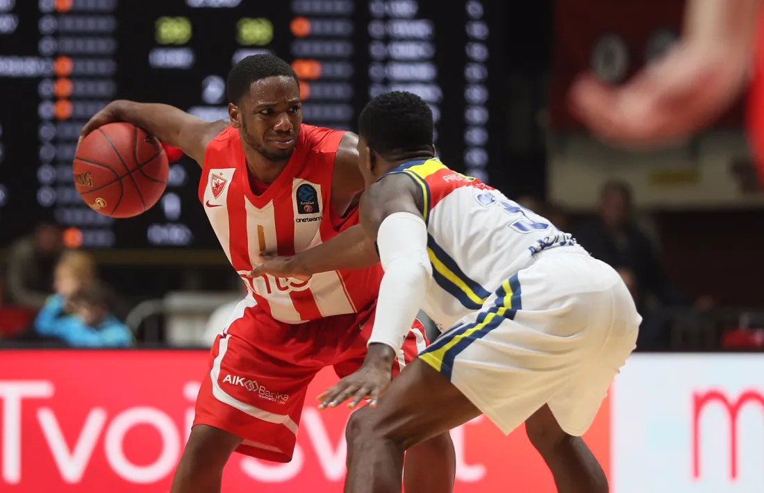 Dylan Ennis intenta aturar la progressió de Joe Ragland ahir al matx del Pionir.