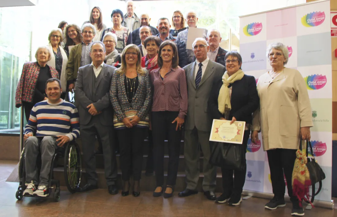 Foto de família amb els representants dels establiments adherits a la xarxa de Comerços Amics de la Gent Gran.