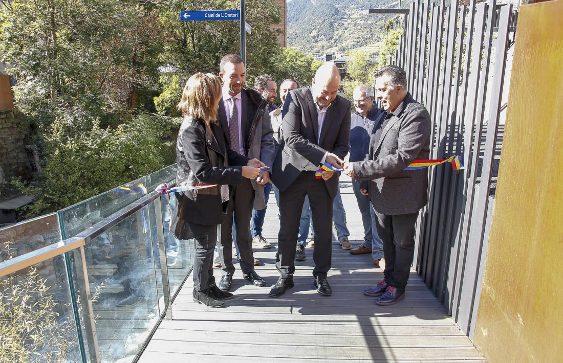 Moment de la inauguració oficial del tram amb la tradicional tallada de la cinta al pont de les Bons.