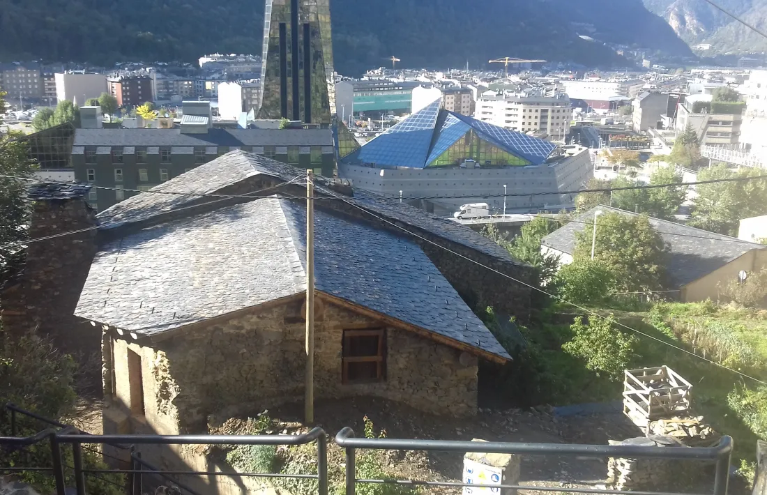 Cal Ribot, ahir, una vegada conclosa la intervenció: s’han reconstruït el mur oest i la teulada de l’era, l’ala més antiga del complex.