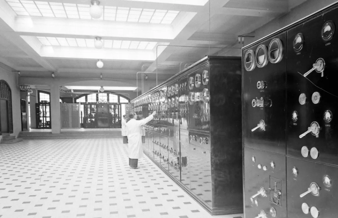 La sala noble de Radio Andorra, a la planta 1, amb l’emissora sospitosa: era el 1947.