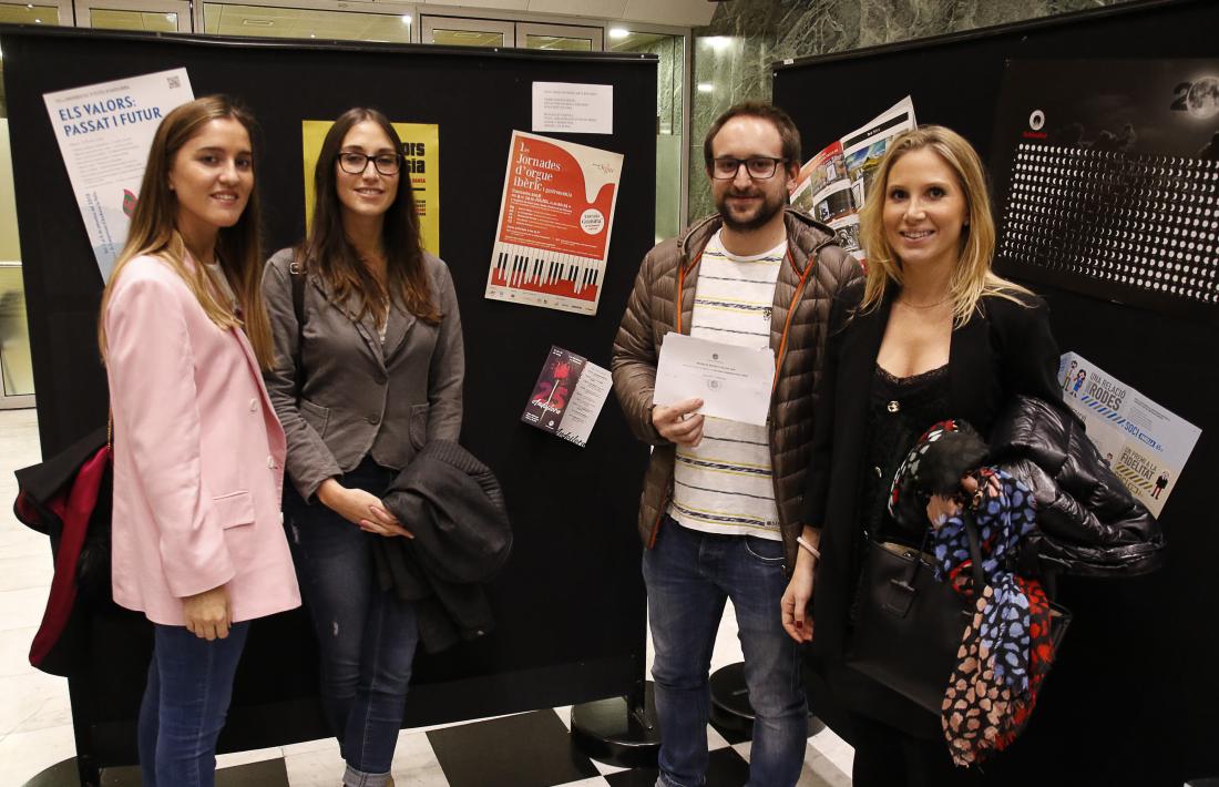 Els creatius de l'agència 9mk, amb el cartell de les jornades d’orgue ibèric que va resultar premiat.