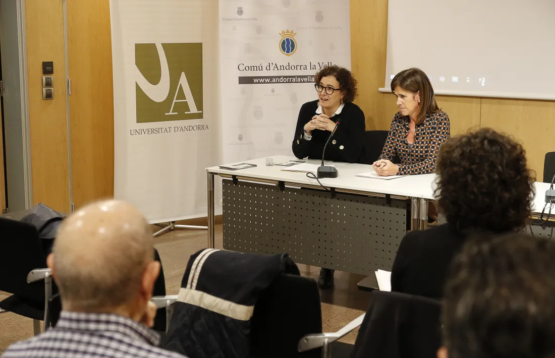 Virgínia Larraz i Ester Vilarrubla en la presentació de l’Aula Magna, ahir.