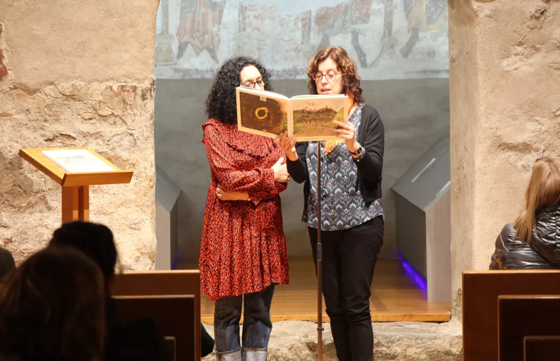L'autora del conte, Assumpta Mercader, i la il·lustradora, Carmen Invernón, ahir a l'església de Santa Coloma.