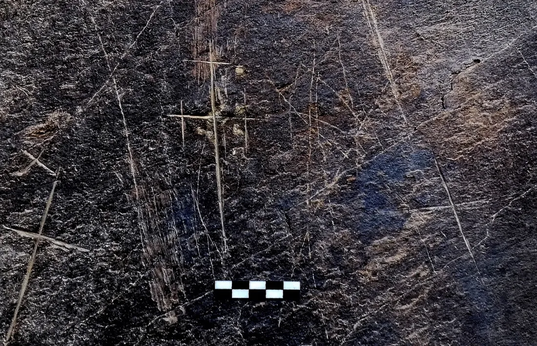 Creus votives i estels localitzats a la balma del solà d’Acavell i que Casamajor identifica amb els ressenyats per Viñas al catàleg ‘Andorra Arqueològica’.