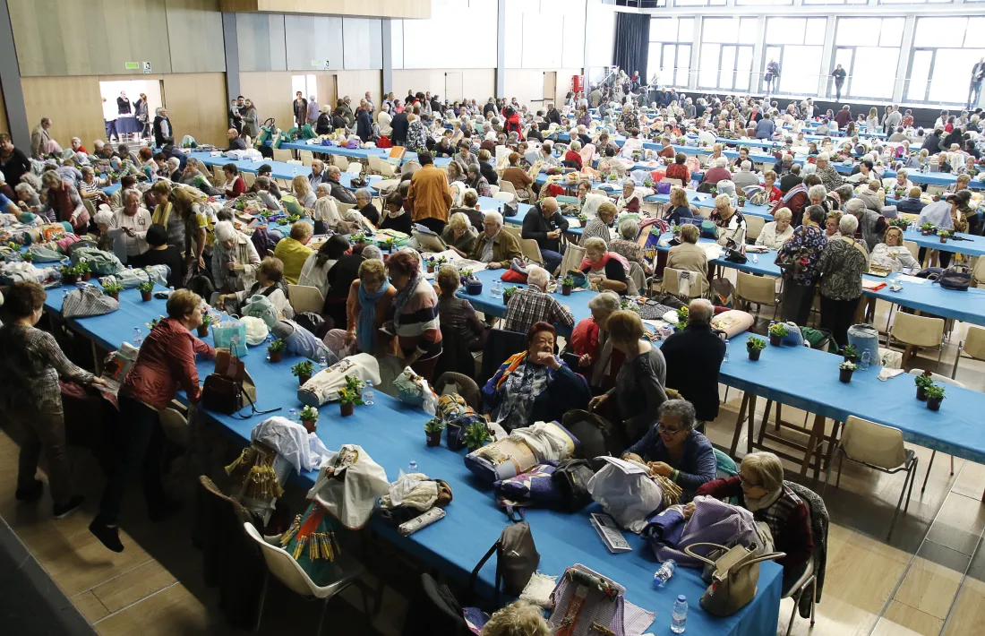 Les participants durant la trobada de puntaires a la sala Prat del Roure.