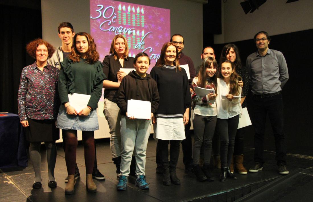 Guanyadors i finalistes del 30è Concurs de contes de Nadal, amb el jurat i l'organització.