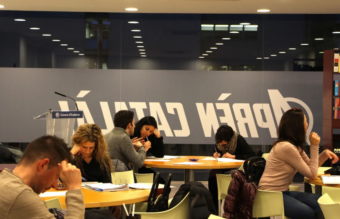 Estudiants al centre d'autoaprenentatge d'Escaldes-Engordany.