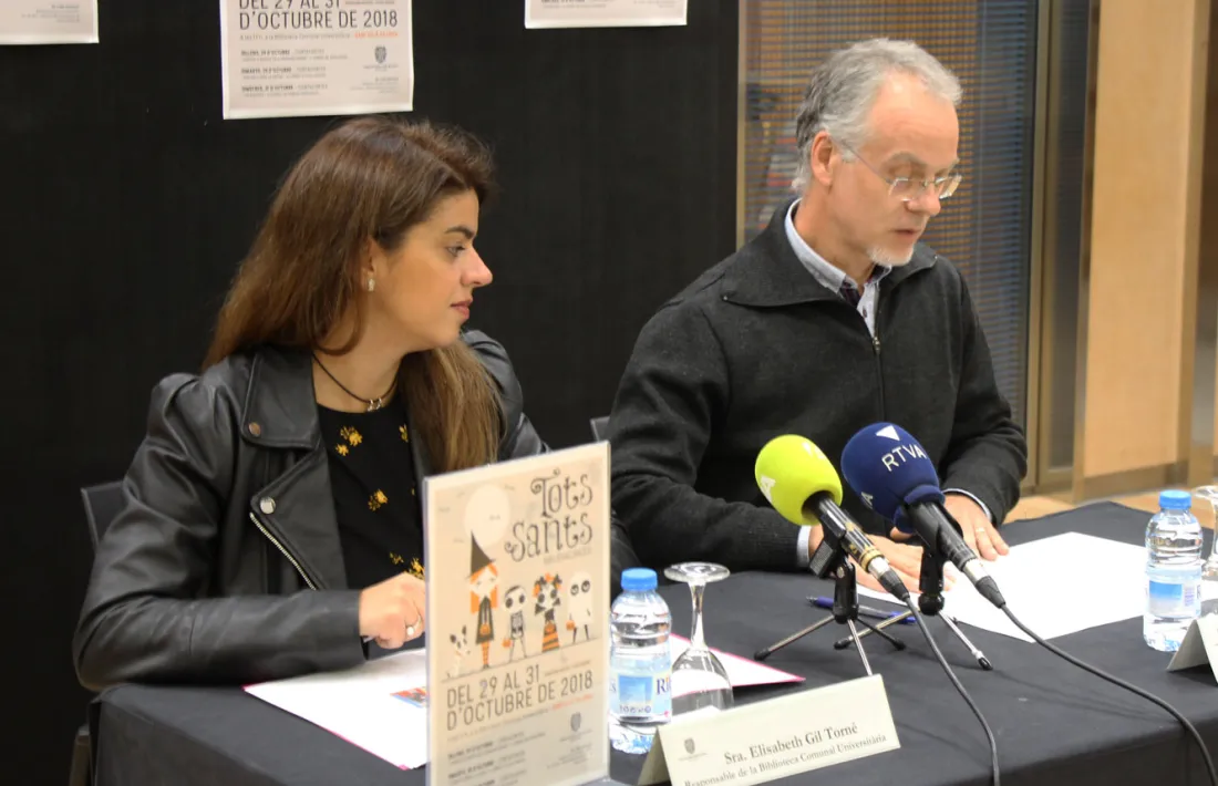 El conseller de Cultura del comú, Josep Roig, i la responsable de la Biblioteca comunal universitària, Elisabeth Gil, durant la presentació de les activitats de les bibliovacances de Tots Sants.