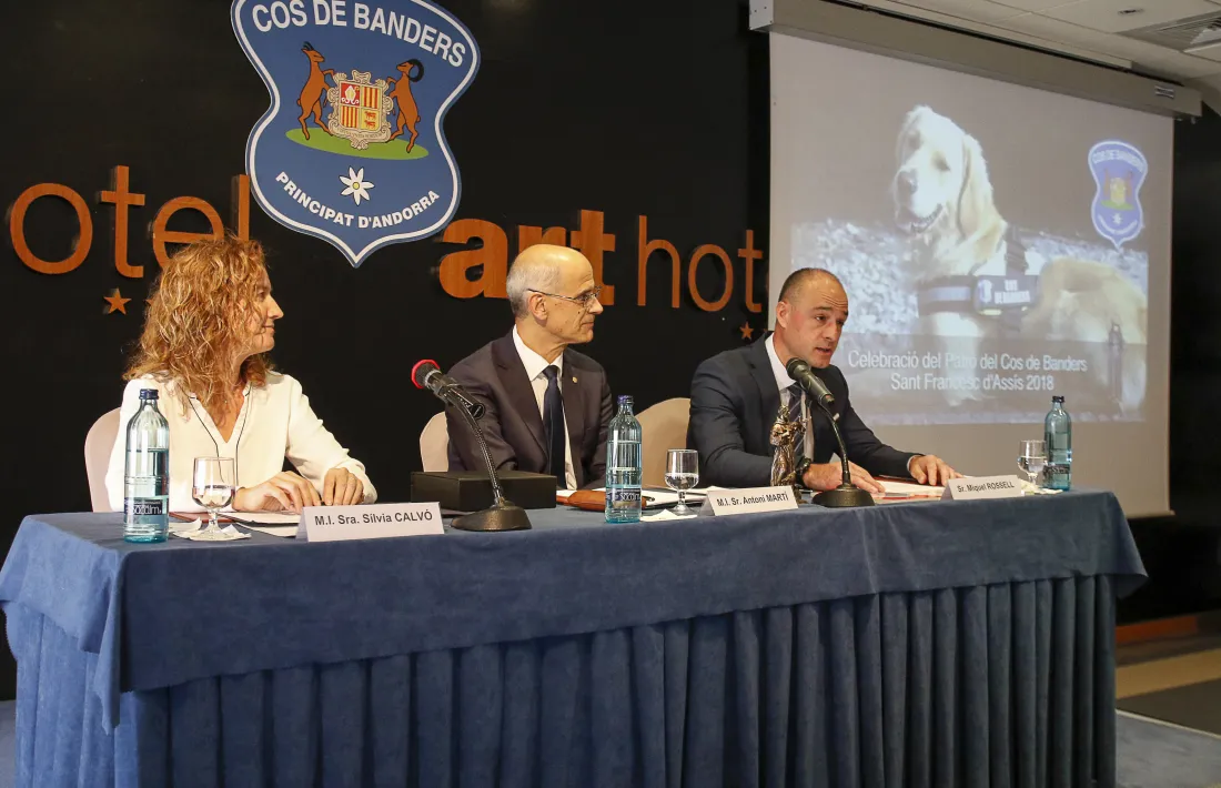 Sílvia Calvó, Antoni Martí i Miquel Rossell van participar en l’acte amb motiu de la celebració del patró del cos, ahir al matí.