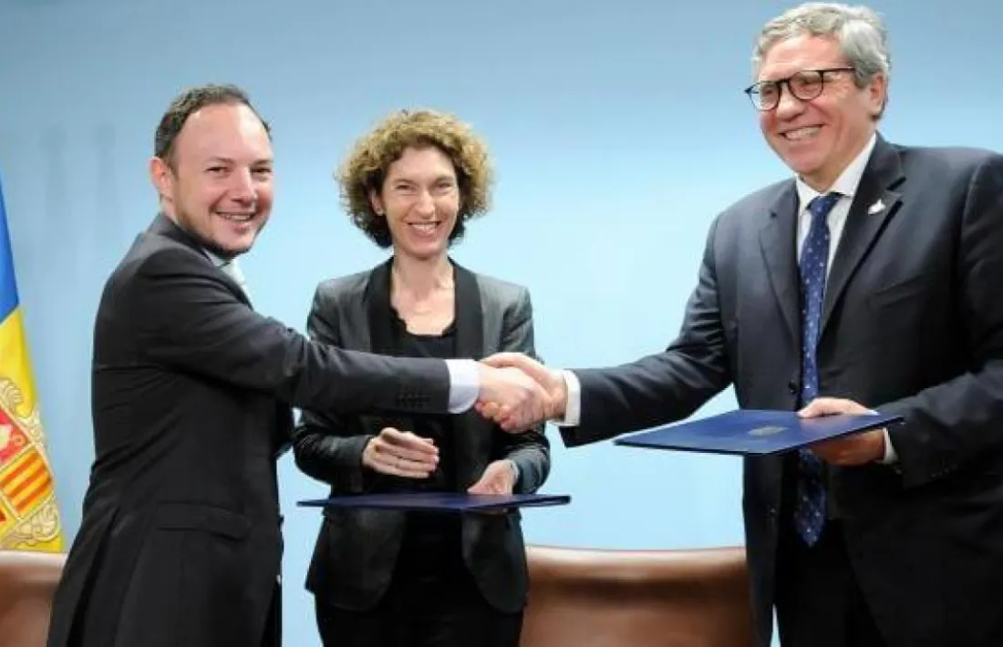 Moment de la signatura del protocol entre el Govern i Sant Egidi.