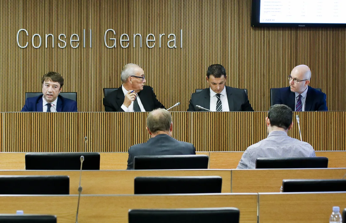 Un moment de la compareixença del president de l’AREB, Albert Hinojosa, a la comissió legislativa de Finances i Pressupost d’ahir.