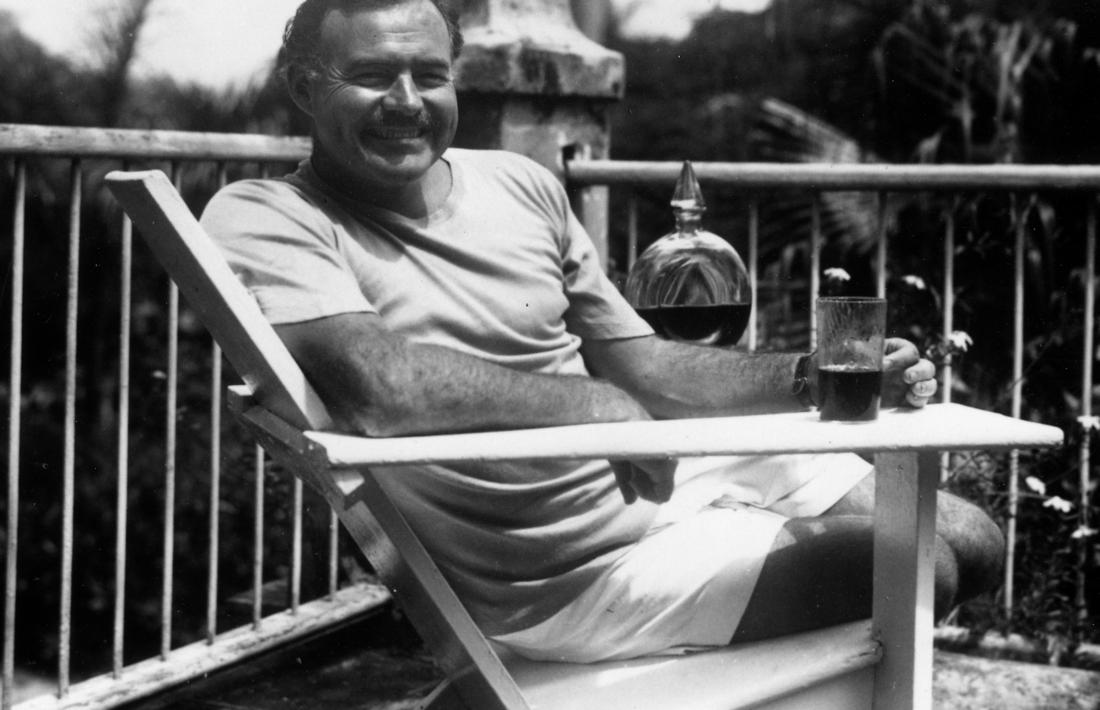 Hemingway, a la piscina de Finca Vigía, Cuba, el 1946.