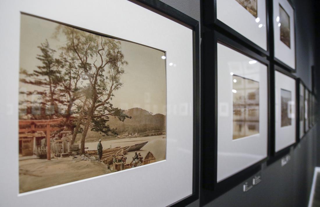 Els artesans japonesos acolorien a mà les fotografies i les convertien en estampes de gran èxit entre els viatgers.