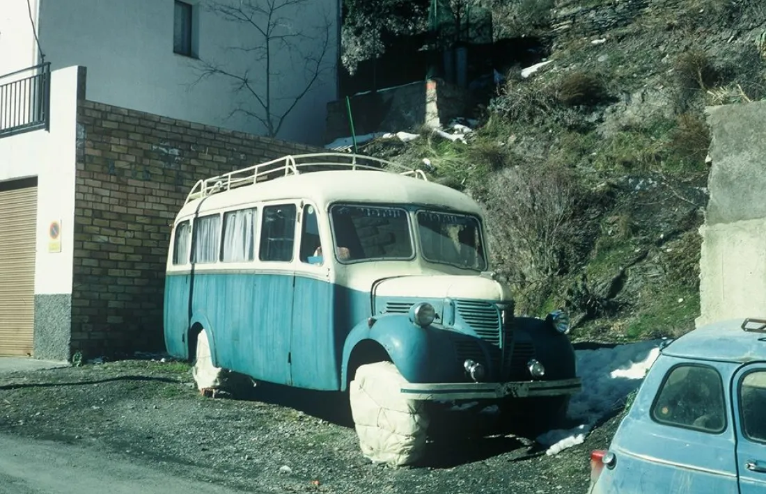 L’autobús, matrícula AND 194, al solar de Fontaneda on està aparcat des dels anys 70, abans que s’hi aixequés el mur.