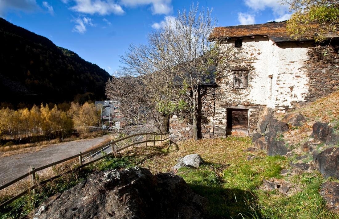 Cal Gastó, a Ransol, un de les cases vernaculars més antigues -està documentada al segle XIV- i millor conservades del país.
