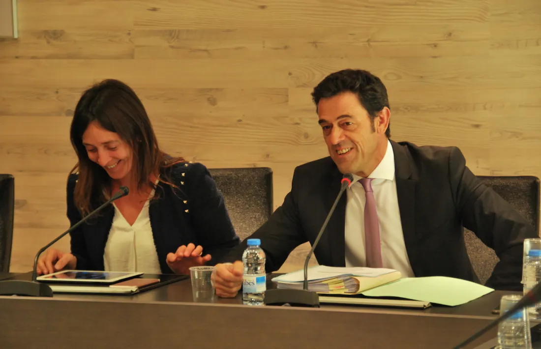 Els cònsols d'Ordino, Josep Àngel Mortés i Gemma Riba, durant la sessió de consell de comú d'aquest dijous.