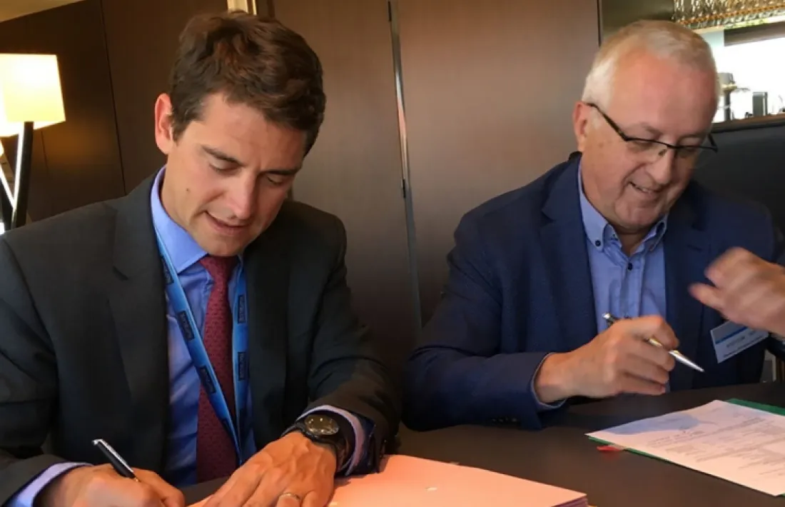 El director general de Navblue, Thomas Lagaillarde, i el president de la Cambra de Comerç, Miquel Armengol signen l'acord per a l'estudi de viabilitat de l'aeroport.