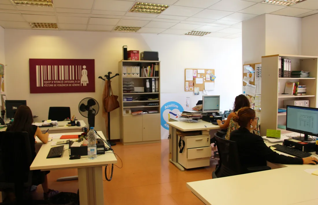 L'àrea d'Igualtat atén a les oficines els sis homes que formen part del programa.