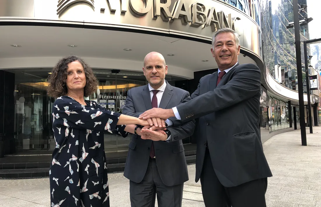La directora de la Cambra, Pilar Escaler; el directot de Banca Digital de MoraBanc, Ignasi Martín, i el director general d'Iniced, Fernando Ramoneda.