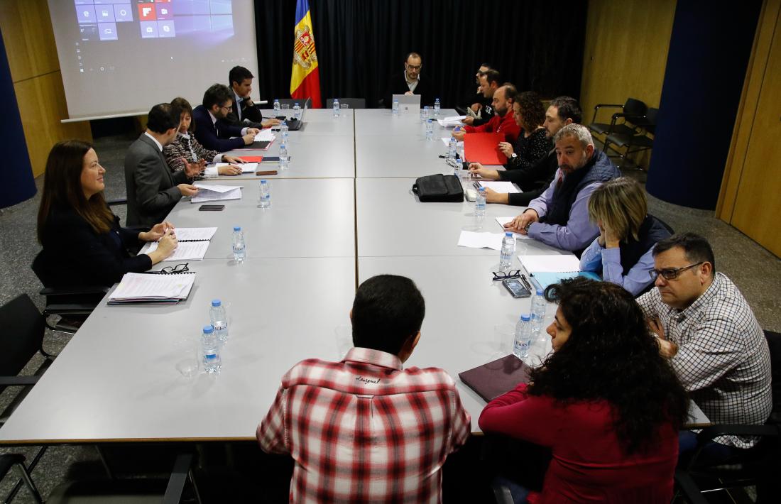 Una de les reunions entre l’executiu i els sindicats de l’Administració per la llei de la funció pública.