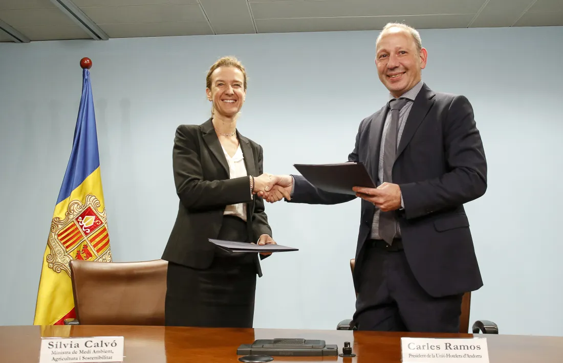 Sílvia Calvó, ministra de Medi Ambient, Agricultura i Sostenibilitat, i el president de la UHA, Carles Ramos, ahir.