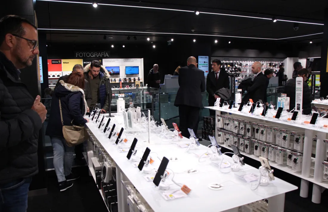 Els primers visitants a la botiga de l'FNAC Pas de la Casa.