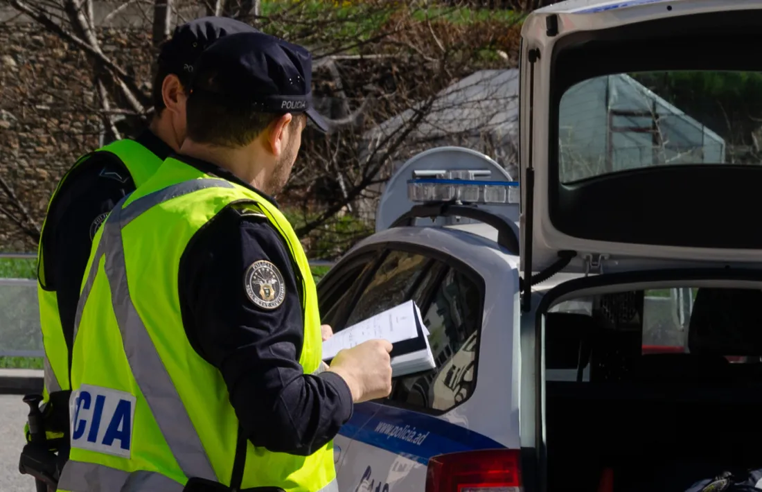 Agents de la policia en un control de trànsit.