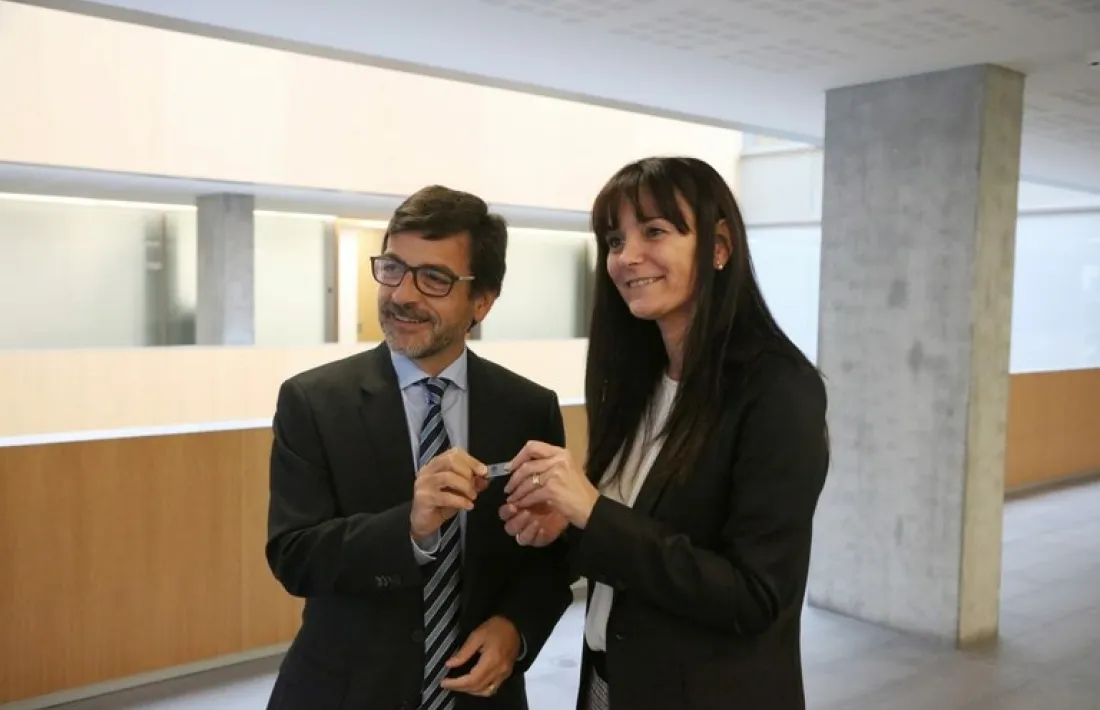 Consell General/ El ministre de Finances, Jordi Cinca, lliura a la subsíndica, Mónica Bonell,  un USB amb els pressupostos 2019