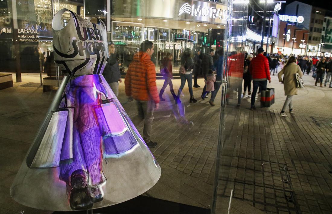 ‘Urban Shopping’ és l’obra de l’artista Samantha Bosque a l’avinguda Meritxell.