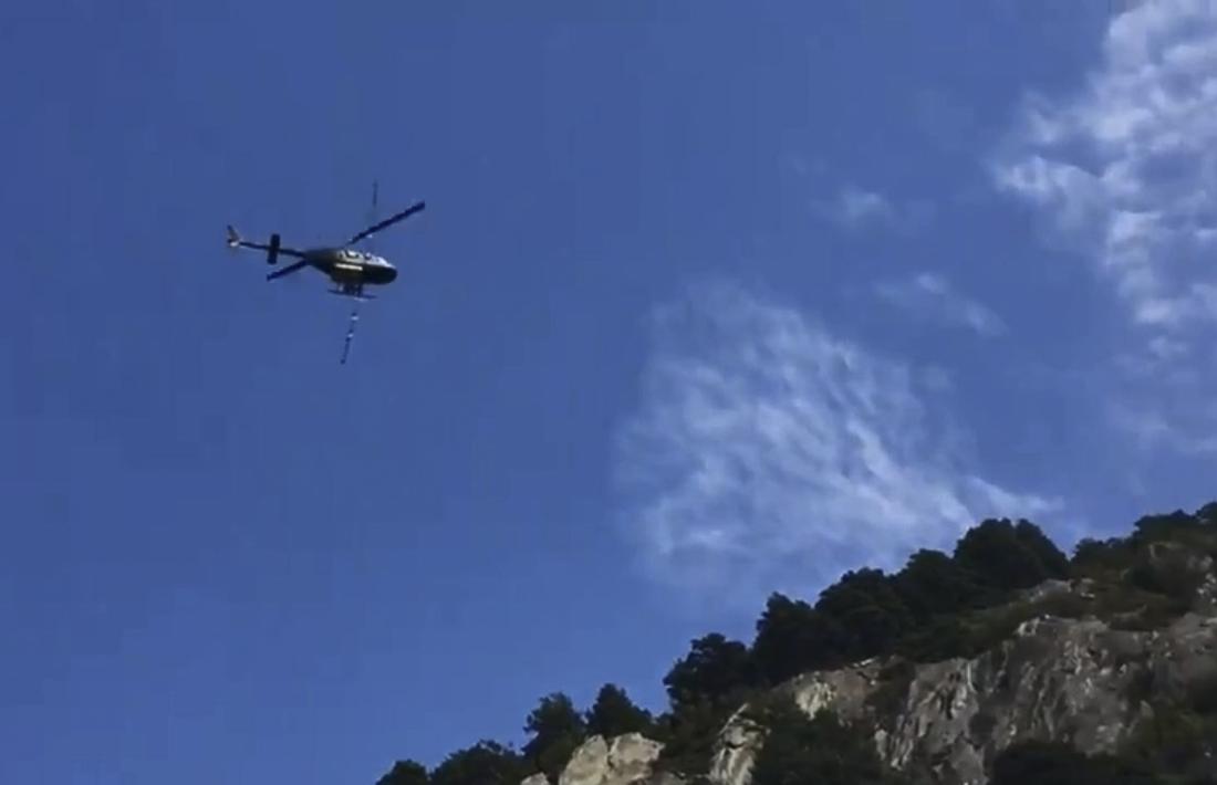 Un helicòpter fumigant contra la processionària de pi.