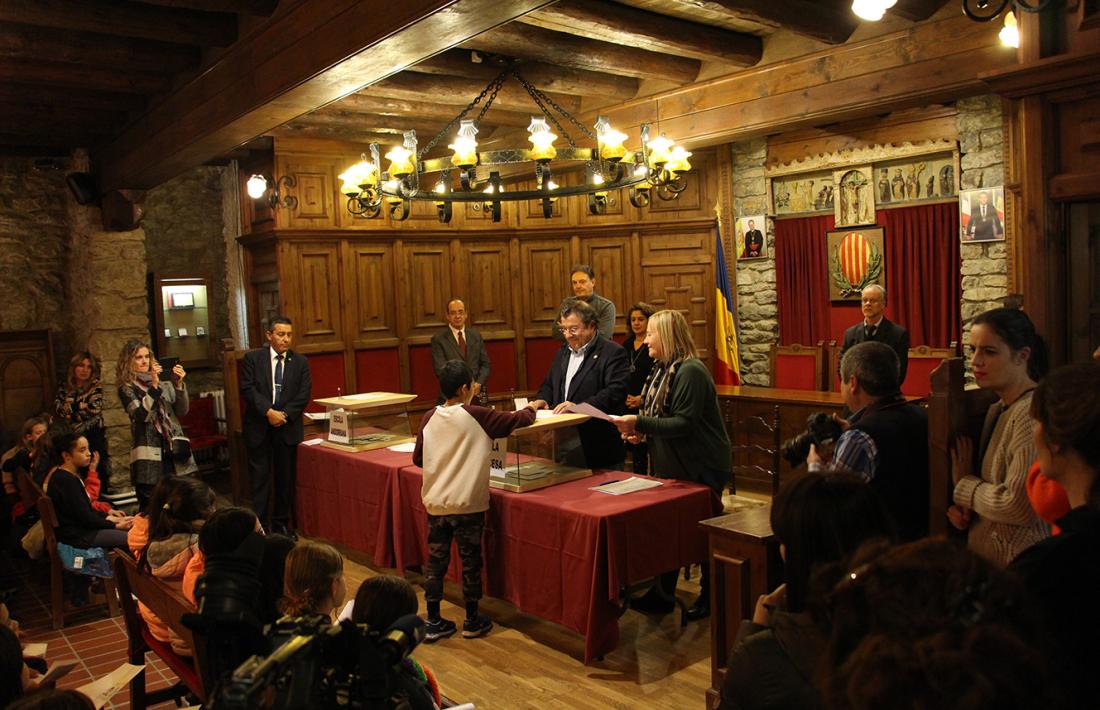 Un moment de la votació per escollir els representants de l'onzè Consell d'infants.