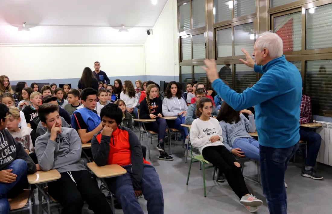 El director de ‘CurtÀneu’ explica el festival a alumnes de l’institut SES Morelló.