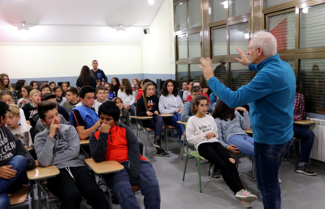 El director de ‘CurtÀneu’ explica el festival a alumnes de l’institut SES Morelló.