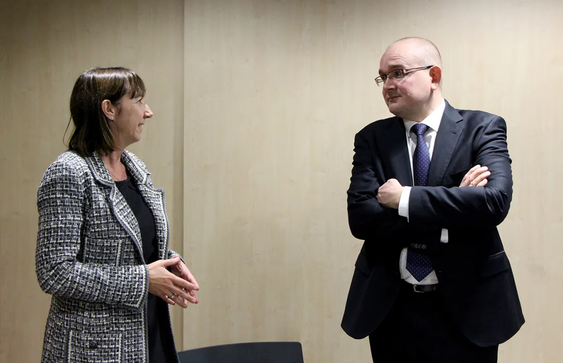 La ministra Eva Descarrega conversa amb l’ambaixador d’Estònia, Rasmus Lumi.