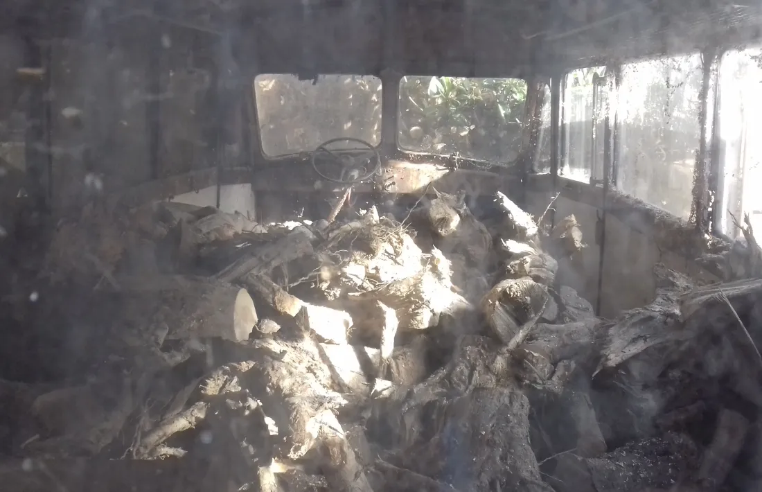 Interior del Fargo de Fontaneda: fa temps que es van retirar els seients i que la cabina serveix com a magatzem de llenya; tot això s'haurà de retirar abans d'extreure el vehicle del solar.