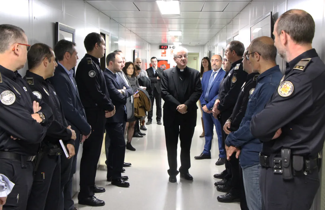 L'arquebisbe d'Urgell i copríncep episcopal, Joan-Enric Vives, amb els caps dels diferents departaments policials aquest dimarts.