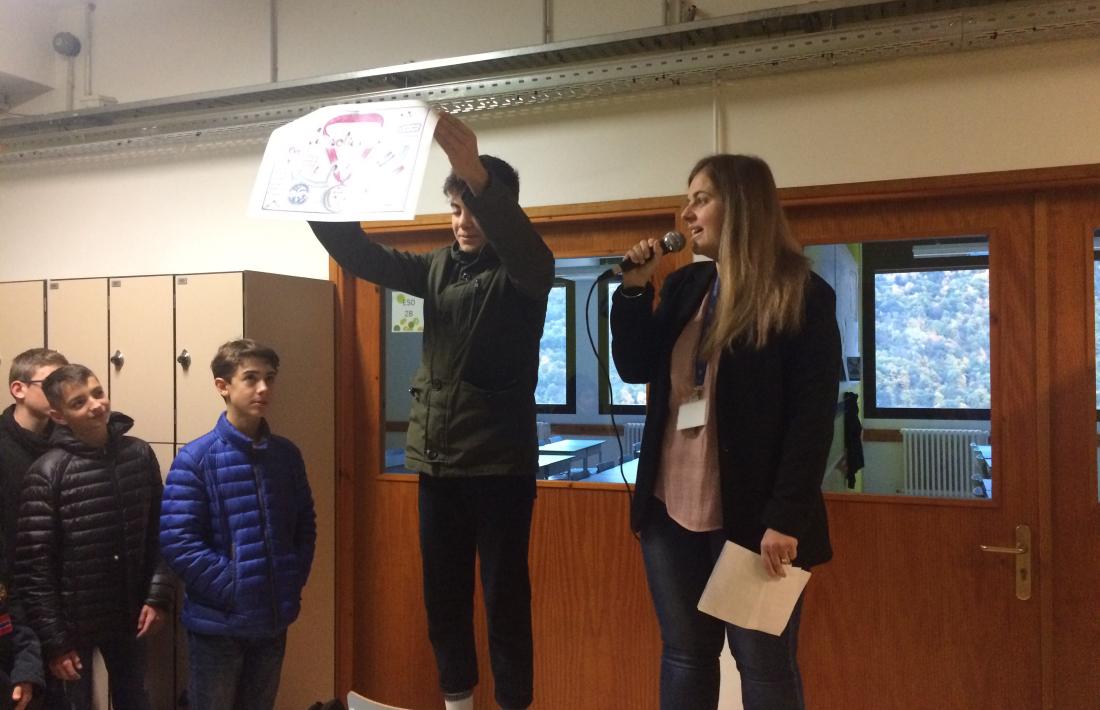 Alumnes amb el guardó o premi a la solidaritat