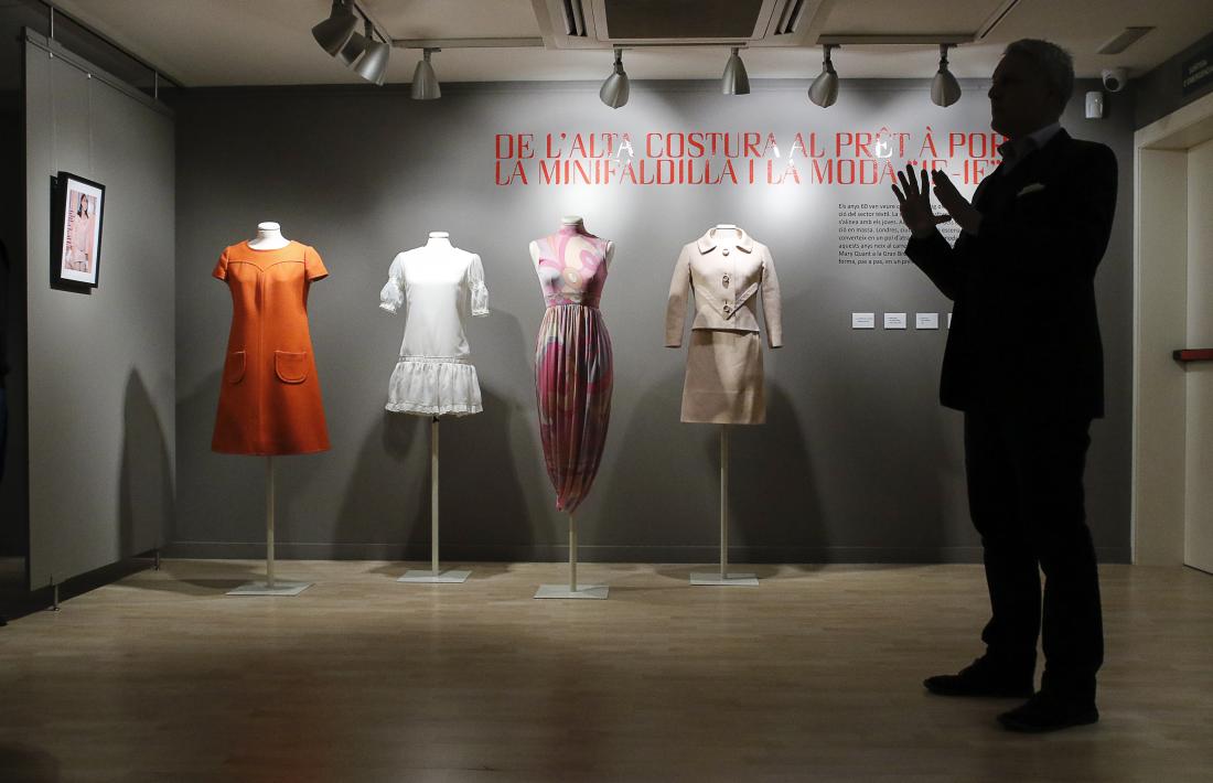 La minifaldilla, per sobre del genoll, és la peça icònica de la revolució que el vestuari femení va experimentar als anys 60; al final del decenni es va començar a obrir pas el pantaló, que arrasaria als 70 amb la universalització del texà.