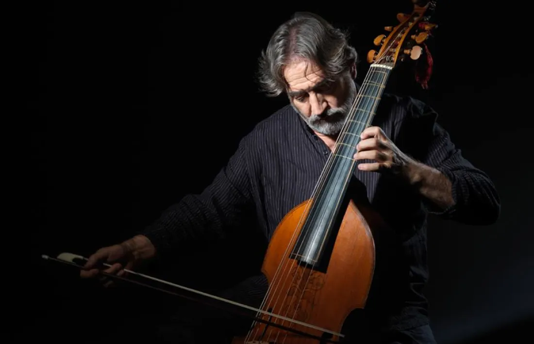 Amb la viola de gamba: Savall (Igualada, 1941) toca un instrument del segle XVI fabricat a Itàlia.