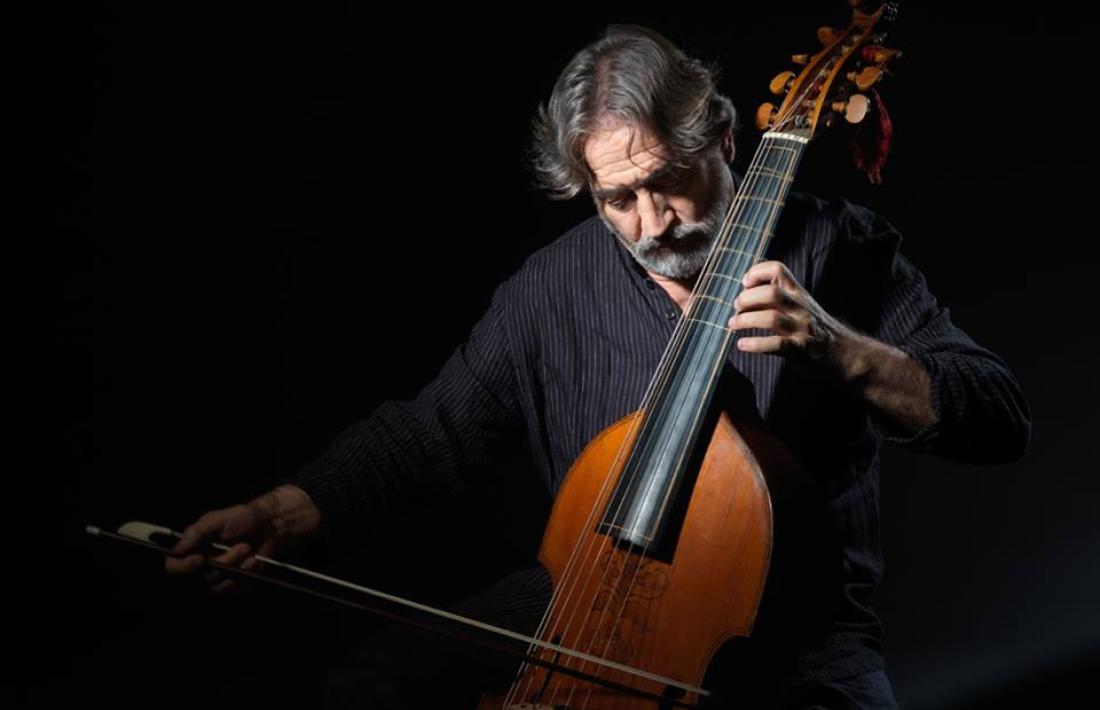 Amb la viola de gamba: Savall (Igualada, 1941) toca un instrument del segle XVI fabricat a Itàlia.