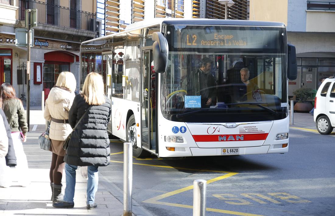 Un autobús de línia circula per Andorra la Vella.