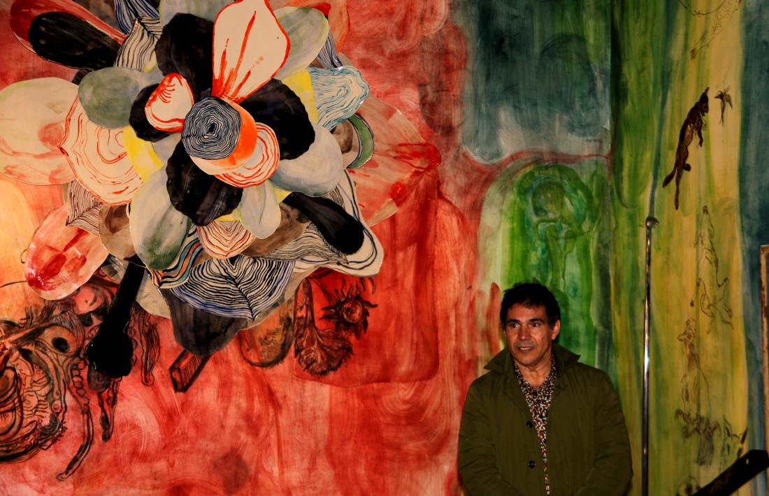 L’artista Santi Moix davant de l’altar de l’església de Saurí, al Pallars Sobirà, on ja llueixen les seves pintures.